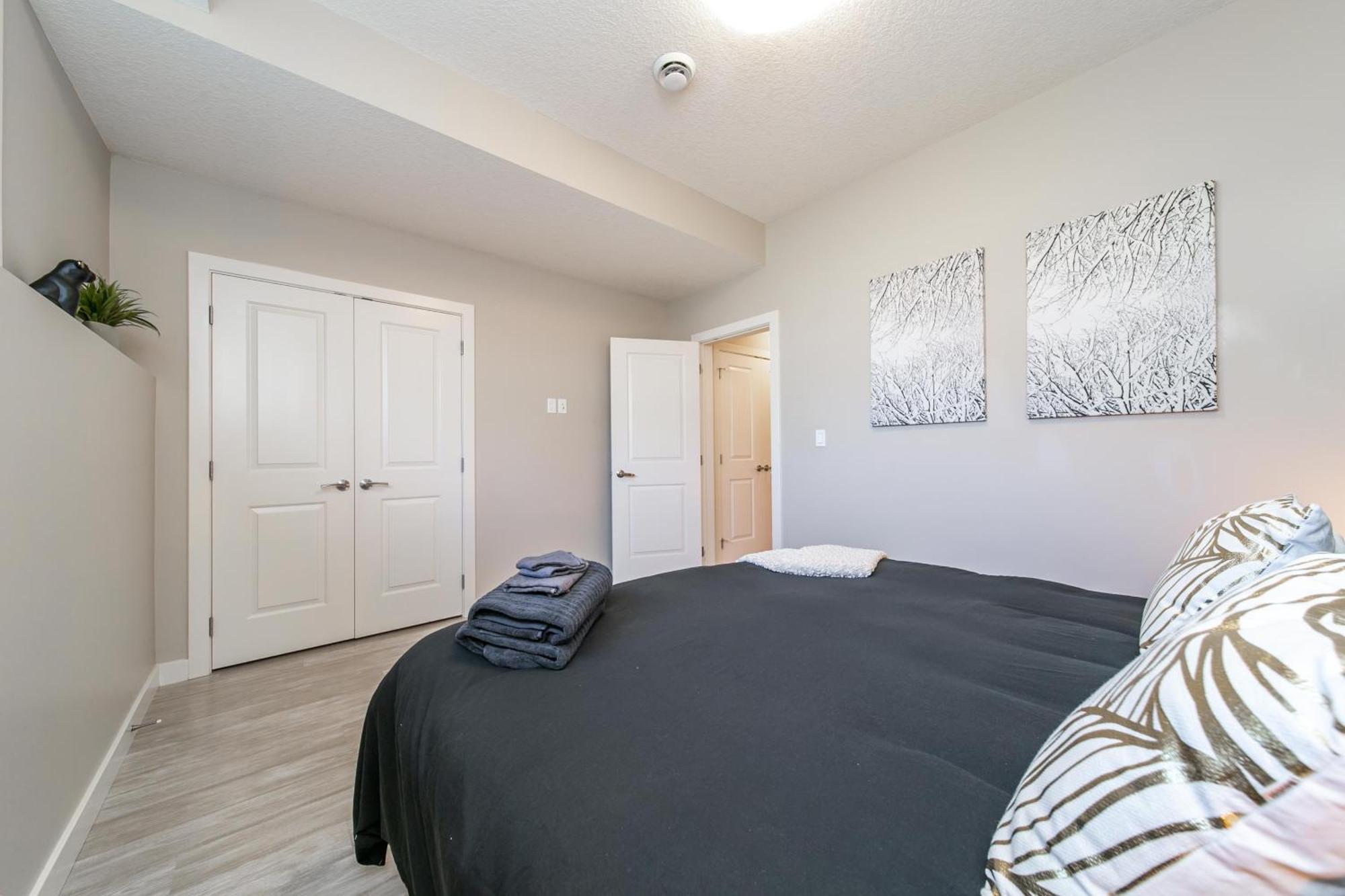 Executive Home - Long Stays Welcome - Garage Parking - Free Wifi & Netflix Edmonton Habitación foto